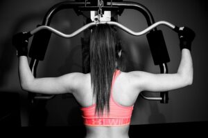 rückenmuskeln im fitnessstudio trainieren